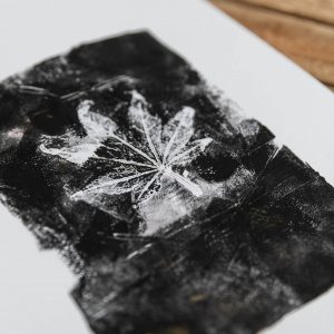 Gel Print mit einem Herbstblatt in schwarz und weiß auf DIN A 4.