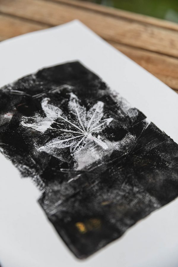 Gel Print mit einem Herbstblatt in schwarz und weiß auf DIN A 4.